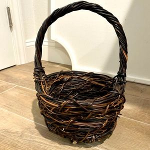Vintage Williams Sonoma Grapevine Handwoven Easter gathering basket with handle